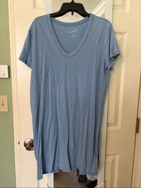 Universal Thread Blue V-Neck Tee with Interior Logo Print